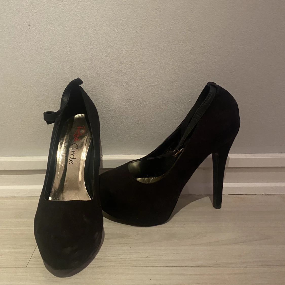 Högklackade pumps