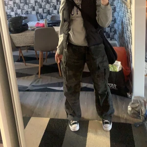 cargos - säljer nu dessa ascoola cargos för jag bytt stil, köpta på humana :) har ett snöre i midjan för de är ganska stora, man kan också vika ner för de ska bli mer lågmidjade