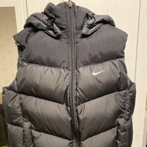 Vintage Nike väst - Köpte västen från en second hand webb men den var alldeles för liten, så tänkte kolla om det eventuellt var någon intresserad! Västen är i god skick och vid fler frågor eller förfrågan om fler bilder är det bara att skriva till mig! 