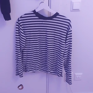 Randig tröja - Jätte snygg tröja från Monkey i sthlm. Andvänt jätte sällan.