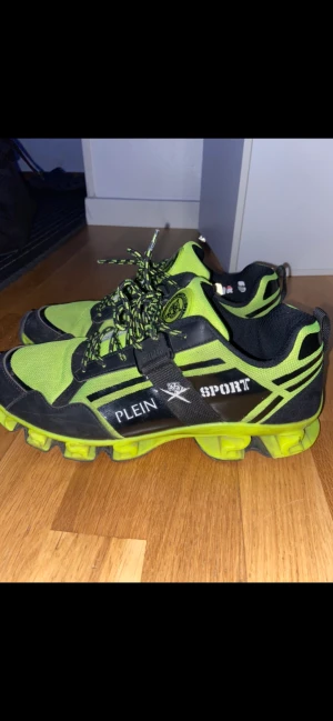 Plein sport (42) - Storlek 42 Nypris ≈ 2000kr Använda 2 gånger så dom är definitivt i ny skick. Inga defekter