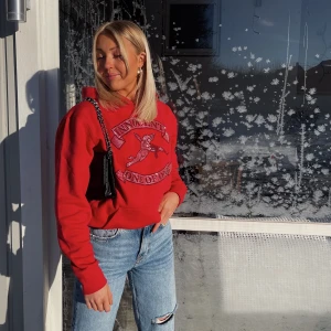 One of one hoodie - Säljer min ONE OF ONE hoodie !! Röd, skitsnygg och bra kvalite. Den är väldigt skön dessutom. säljer pga för många Hoodies 🤣❤️