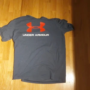 Under armour träningströja - En träningströja från uner armour. Väl anvönd och inga defekter. Stolek XL.