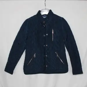 En mörkblå quiltad jacka från Zara Girls i storlek 152. Aldrig använd. För mer frågor om frakt m.m. Är det bara att höra av dig!