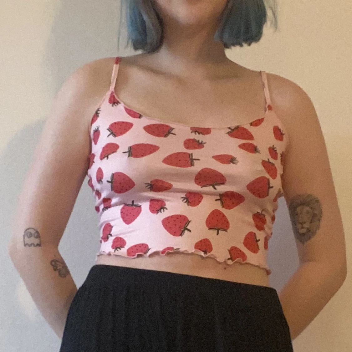Croptop med jordgubbsmönster