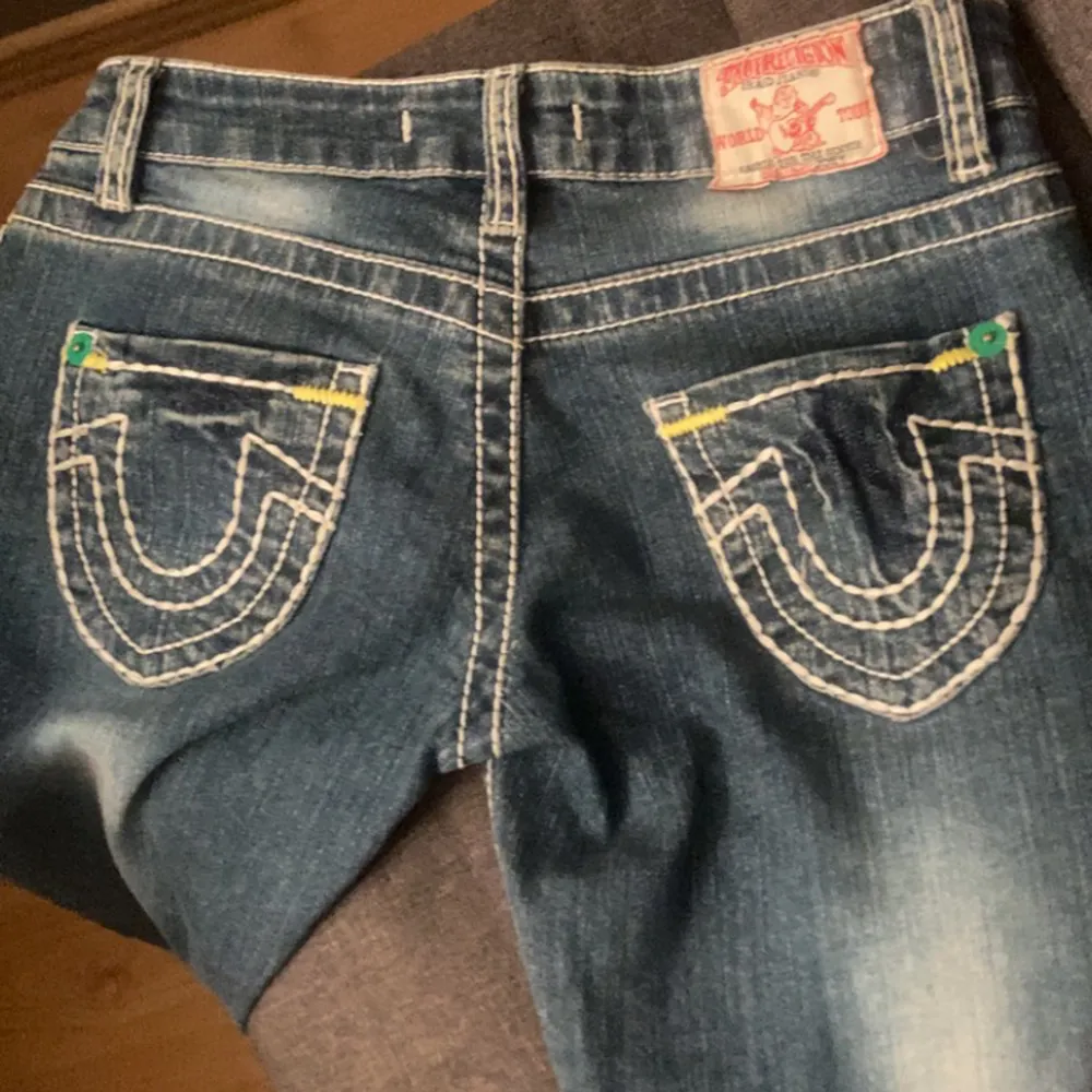 jättefina true religion jeans i jättebra skick förutom defekt längst ner på ena benet (se sista bilden) men annars jättefina och inget man tänker på så mycket❤️ pris kan diskuteras vid snabb affär . Jeans & Byxor.