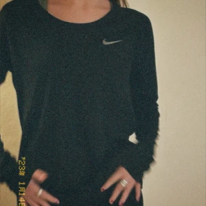 Träningströja - Långärmad träningströja från Nike.  Storlek M  Säljes då den inte används längre.  Meddela vid intresse💌