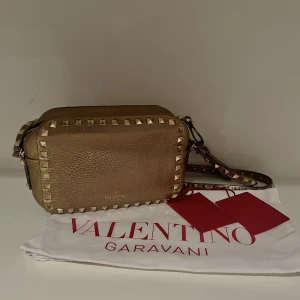 Valentino väska - Valentino väska i guld, kommer med dustbag - skriv om du har frågor eller vill ha fler bilder 🙌🏼 Säljer direkt för 3900 