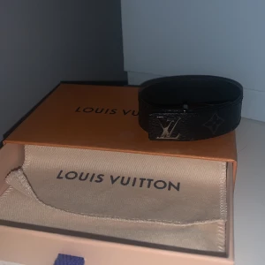 Louis vuitton armband - Säljer louis vuitton armband skick 10/10 knappt användt, nypris är 2700 kr. Kvitto och box finns