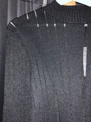 Glittrig topp - Prislapp kvar! Glittrig topp med partier som är mer transparenta