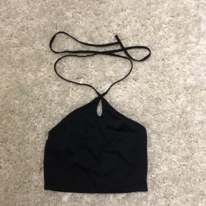 Svart topp från Zara - Jättefin svart topp från zara. Säljs på grund av att den inte andvänds. Skriv privat om bilder på🖤