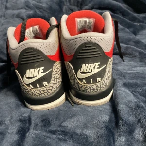 Jordan 3 Retro  - Intresskoll⚠️ Säljer mina Jordan 3, dom har inte används så mycket. Dom är i bra skick. Har ingen box. Storlek 40, resell priset är vid 3300kr just nu nya! Innan dom skickas vättar jag dom! Mvh:Damien🤟🏾