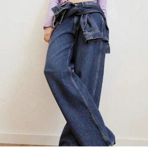 Jeans Lee x H&M - Mörkblå jeans från Lee x H&M. Använt fåtal gånger så därmed i fint skick. Litet hänge på vänster ben, och två patches/märken bak (se bilder). Mellanhöga i midjan.