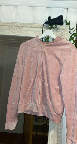 Velourset strl M - Rosa Velourset från Cubus i strl M! Använt Max 2 gånger, nytvättat! 