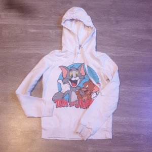 Hoddie tom och jerry💗 - En liten fläck som säkert går bort om man försöker men den syns knappt💗💗