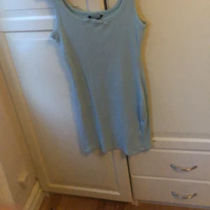 Blå klänning - Klänning har aldrig blivit använd. 