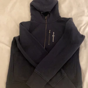 Sail racing kofta - Säljer en sail racing kofta som används få gånger, så den är i ganska gott sick