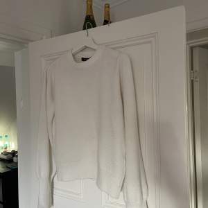 Vit stickad tröja från NA-KD, storlek S. 100kr+frakt