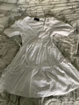 Sommar klänning - Fin vit klänning från asos design, aldrig använd, lapp kvar. Köpt för typ 500 tror ja, endast provad