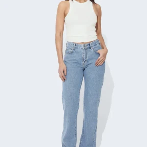 Jeans från bikbok - Ett par skitsnygga low waist jeans från bikbok i storlek W28 L32. Säljer för att jag inte använder dom så mycket längre. Ord pris 699 och jag säljer dom för 300. Köpare står för frakt!💕