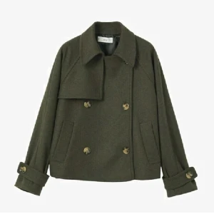 Mango jacka - Säljer denna populära jacka från mango🤍 den är i fint skick, skriv för fler bilder🤩 Den passar mig som är en Xs-S