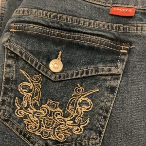 Hm flare jeans - Helt slutsålda lågmidjade jeans från hm, dom är helt nya och oanvända med lappen kvar, köptes för 4 dgr sen o säljer pga att jag ångrat mig💕dom är väldigt eftertraktade!