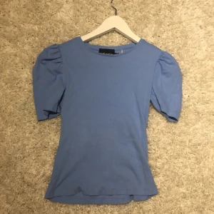 Blå puffärmad topp från Vero moda - En jättesnygg puffärmad topp från Vero moda. Sjuktsnygg och nästan aldrig andvänd.💙