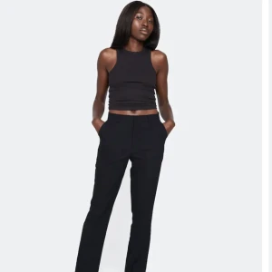 Kostymbyxor Bikbok - Säljer mina svarta high waist kostymbyxor från Bikbok då de inte passar längre. Storleken är 38 o de är använda fåtal gånger. Jättesköna och skit snygga byxor som passar till allt!! Nypris 400kr, mitt pris 200kr 