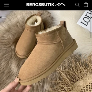 Uggs - Säljer dessa helt oanvända uggs/mini boots från bergsbutik då de inte passade mig. De är i storlek 40 men väldigt små i storleken då jag vanligtvis har 39 och dessa var för små. Ordinarie pris 999kr. Köparen står även för frakten 