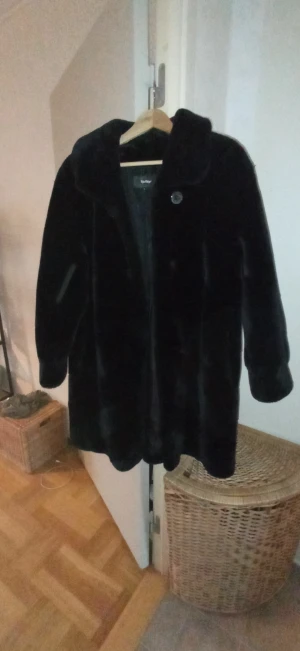 Gosig, varm fuskpälsjacka - En härlig svart och lyxig pälskappa( fusk). Stl S( men är mer som en M/L. Den är i väldigt bra skick och inga fläckar eller slitage. Dock fattas det en knapp. 
