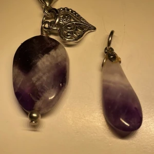 ametist halsband/ kristallhänge - Säljer mina kristallhängen då jag inte använder de längre💗de är ametister💗1 för 20, 2 för 40 , frakt 13kr💗