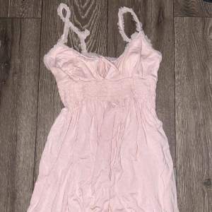 rosa klänning från juicy couture 