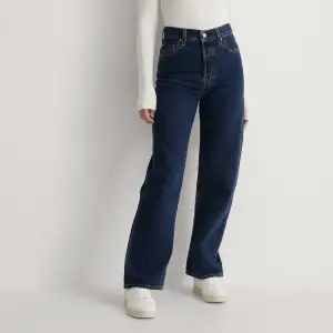 Ett par supersnygga Levi’s jeans. Ribcage straight i en fin mörkblå färg. De är sparsamt använda under 1 år och köptes för 1200:-. Jag säljer de på grund av att de tyvärr inte passar längre. Jeansen är i storleken W24 L29