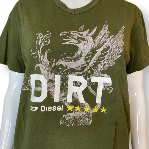 Diesel Tröja  - Osäker på äktheten. Storlek M, antagligen för herr. Dockan använder vanligtvis storlek XS! ⚠️ MÅTT: Axel till axel 43cm, ärmlängd 17,5cm, armhåla till armhåla 55cm, Midjebredd 52cm & längd 66cm