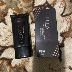 BB creme foundation Huda Beauty beige  - Täckande BB creme foundation med  concealer och serum. Med denna behövs ej annat. Täckning hög färg: Beige 