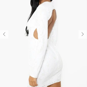 Vit klänning - Skicka för fler bilder. säljer då jag valde en annan studentklänning och inte går att skicka tillbaka