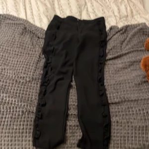 Zara kostym byxor  - Säljer ett par zara kostym byxor som inte svänger sig utan sitter tajt där nere. Tycker inte om modellen men är väldigt fina annars ❤️nypris 350. Använt Max 1 gång 