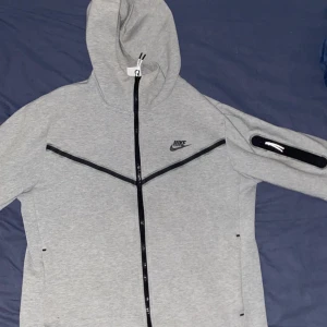 Nike Tech  - Nike Tech Fleece knappt använd den är i gått skick 