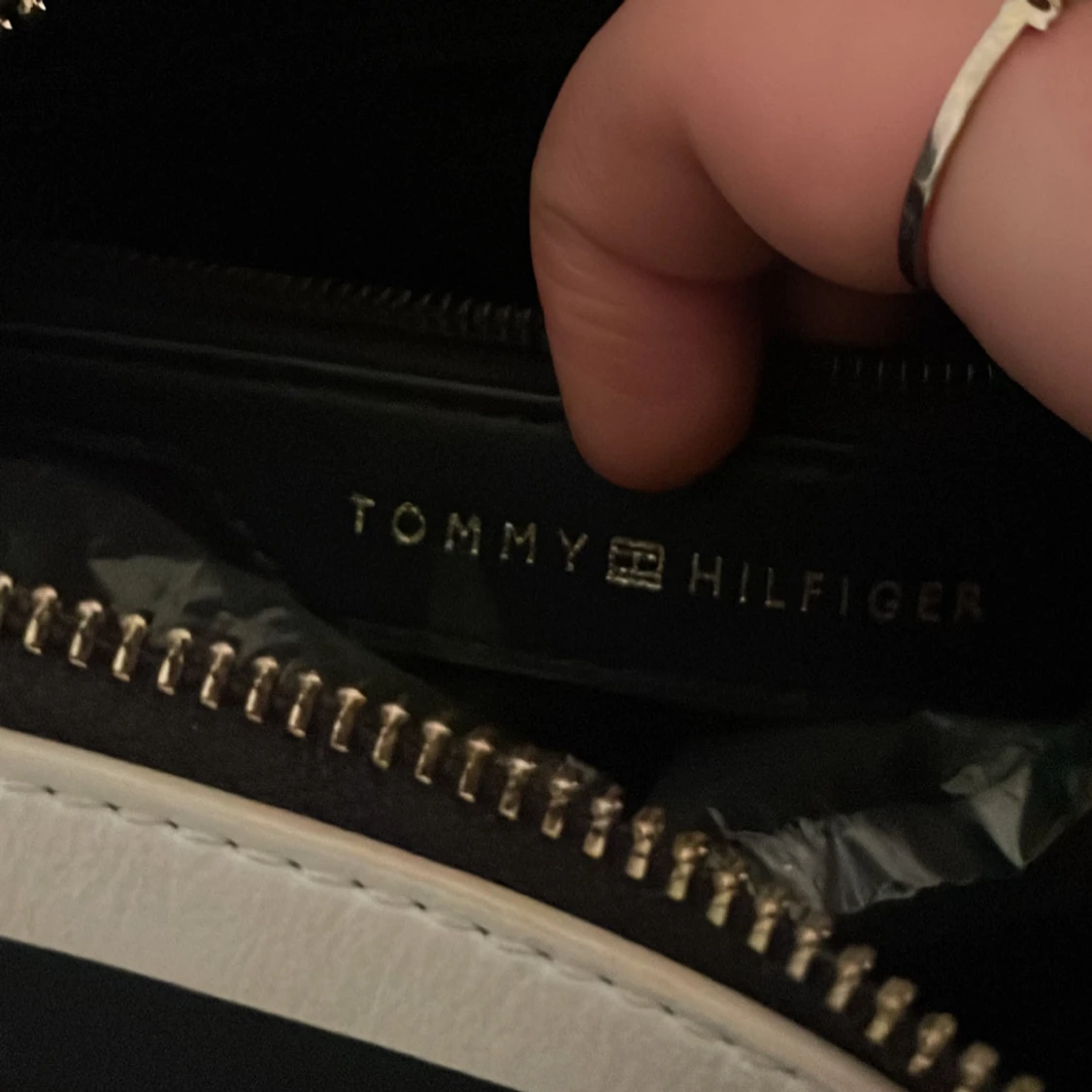 Äkta tommy hilfiger väska  - 91