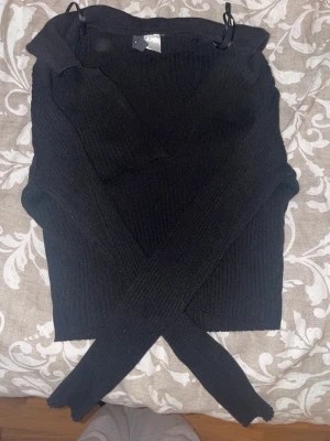 svart tröja med axelpuff - Svart tröja med axelpuff. Den ör varm och stickat