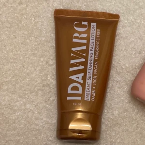 Face Tanning Ida Warg - Ida Wargs face tanning extra dark. Endast testad en gång, säljer då den inte passade mitt ansikte💞sååå fin färg, önskar verknigen den hade passat min hy bättre 