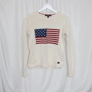 Stickad tröja från Gant - En krämfärgad stickad tröja med USA flagga på bröstet från Gant i storlek XS. Några små fläckar på vänsterarmen och högerarmens baksida. Går säkert att få bort, har aldrig testat själv. För mer frågor om frakt och passform m.m. Tveka inte att höra av dig🇺🇸