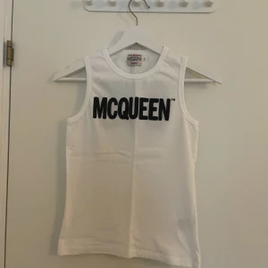 Vit tank top - Vit tank top med McQueen på bröstet. Storlek 1. Inga fel på toppen.