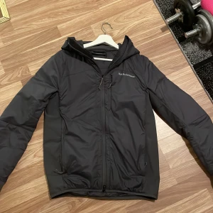 Peak performance jacka  - En peak performance jacka som är skit skön o ha på våren o hösten. Storlek S och använd ett fåtal gånger. Säljer för att den inte kommer till användning längre. Pris kan diskuteras 