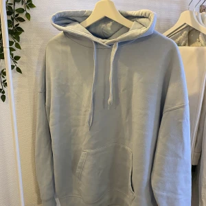 Hoodie  - Babyblå fin hoodie från New yorker. Perfekt till kallt väder:)
