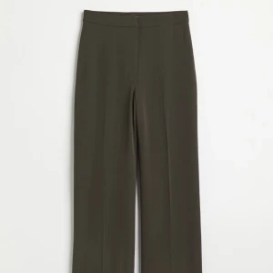 Kostymbyxor - Knappt använda mörkgröna kostymbyxor i storlek 34. Som nya. Extremt sköna och lätta