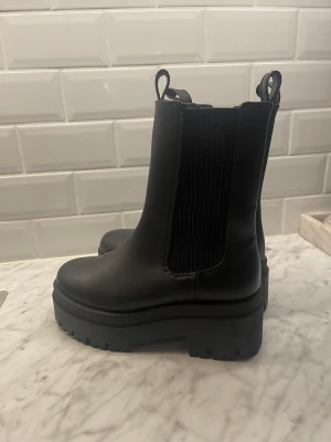 Skor från H&M  - Säljer mina oanvända skor från H&M då de ej kommit till användning. Storlek 36. 100kr exklusive frakt 🥰