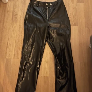 Festliga byxor från Pieces. - Festliga byxor i läderliknande material. Storlek S. Från märket Pieces. 50kr exklusive frakt 🥰