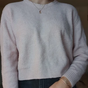 Stickad tröja från hm - Rosa stickad tröja från hm i strl M💗 Andra bilden visar färgen bäst😊