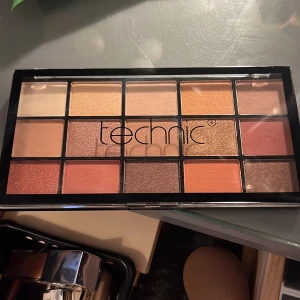 Ögonskuggspalett  - Superfin ögonskuggspalett från technic! Såå fint pigment och lägger sig jätte bra! 